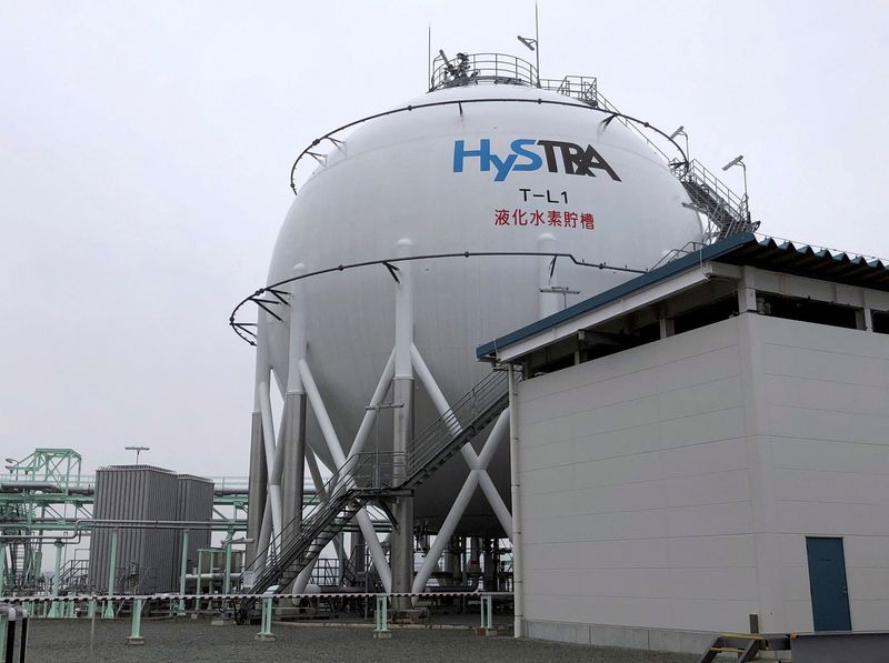 &copy; Reuters. FILE PHOTO: The logo of the CO2-free Hydrogen Energy Supply-chain Technology Research Association (HySTRA) is seen on a liquefied hydrogen storage tank built by Kawasaki Heavy Industries at the hydrogen receiving terminal at the Kobe Airport Island in Kob