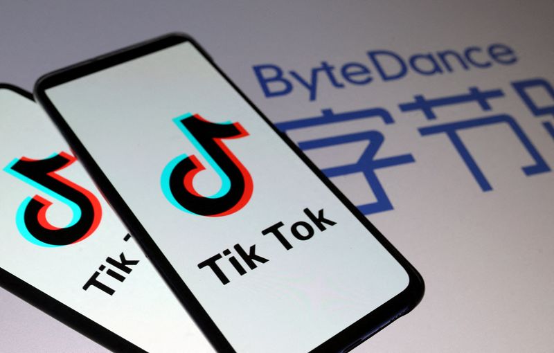 &copy; Reuters. Imagen de archivo ilustrativa del logo de Tik Tok en pantallas de teléfonos inteligentes frente a una proyección del logo de ByteDance