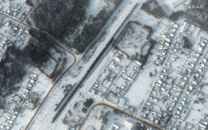 © Reuters. A satellite image shows equipment deployed at Klimovo Railyard in Klimovo, Russia January 19, 2022.  ©2022 Maxar Technologies/Handout via REUTERS