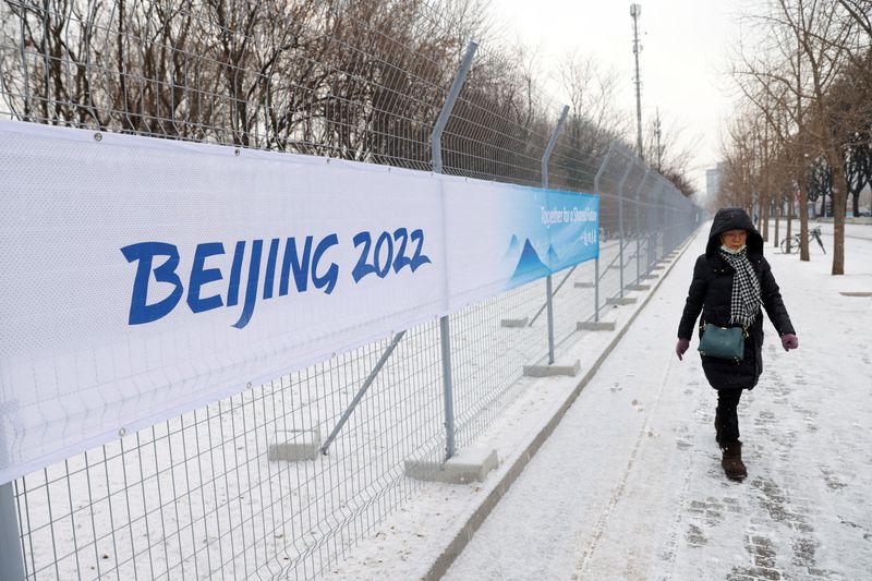 &copy; Reuters. Pedestre caminha ao lado de cerca que a separa da bolha de isolamento da Olimpíada de Inverno de Pequim 2022
20/01/2022 REUTERS/Carlos Garcia Rawlins