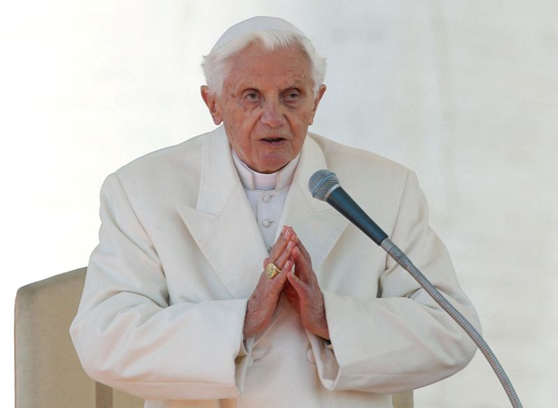 &copy; Reuters. Bento 16 na Praça de São Pedro, no Vaticano
27/02/2013 REUTERS/Alessandro Bianchi