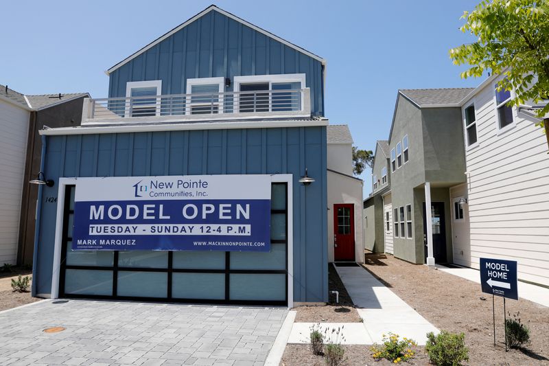 © Reuters. FILE PHOTO: Newly constructed single family homes are shown for sale in Encinitas, California, U.S., July 31, 2019.   REUTERS/Mike Blake/File Photo