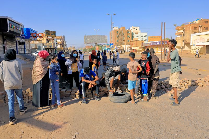 &copy; Reuters. محتجون في أحد شوارع الخرطوم يوم 18 يناير كانون الثاني 2022. تصوير: محمد نور الدين عبد الله - رويترز. 