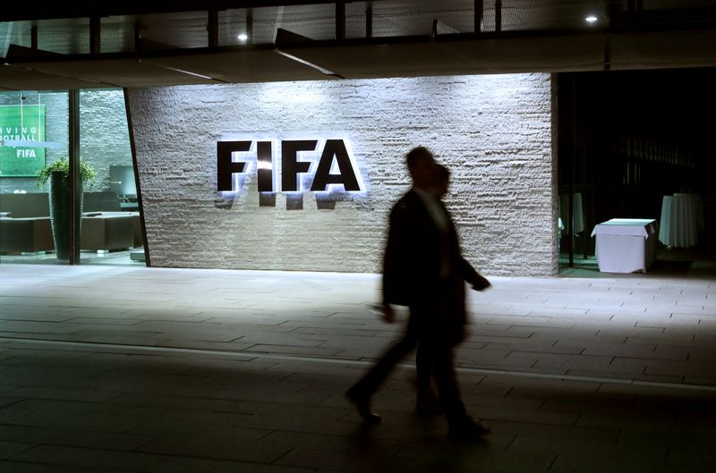 &copy; Reuters. FOTO DE ARCHIVO: El logotipo de la FIFA en su sede en Zúrich, Suiza, el 30 de septiembre de 2020. REUTERS/Arnd Wiegmann
