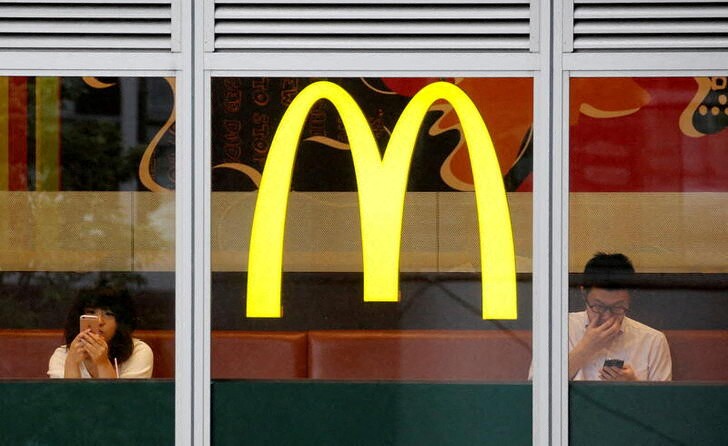 &copy; Reuters. Imagen de archivo de dos clientes en el interior de un McDonald's en Tokio, Japón. 22 julio 2016. REUTERS/Toru Hanai