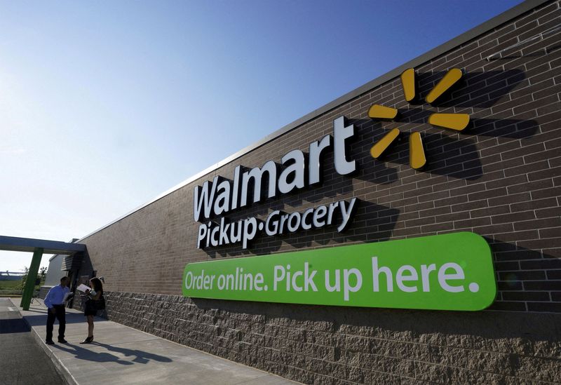 © Reuters. FILE PHOTO: People talk outside a Wal-Mart Pickup-Grocery test store in Bentonville, Arkansas, June 4, 2015.  REUTERS/Rick Wilking/File Photo