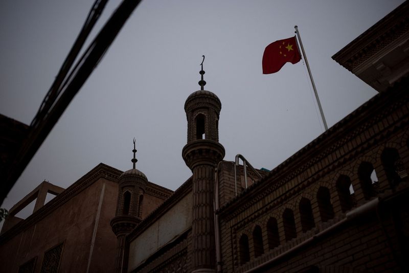 &copy; Reuters. FOTO DE ARCHIVO: La bandera nacional china sobre una mezquita en la ciudad vieja de Kasgar, Región Autónoma Uigur de Xinjiang, China, el 4 de mayo de 2021. REUTERS/Thomas Peter  