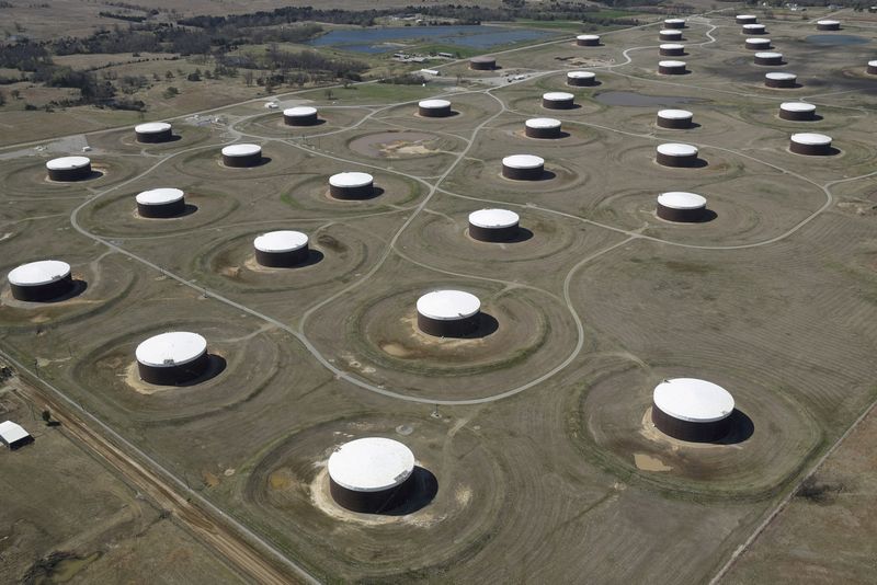 &copy; Reuters. صهاريج لتخزين النفط الخام في كاشينج بولاية أوكلاهوما الأمريكية - صورة من أرشيف رويترز.
