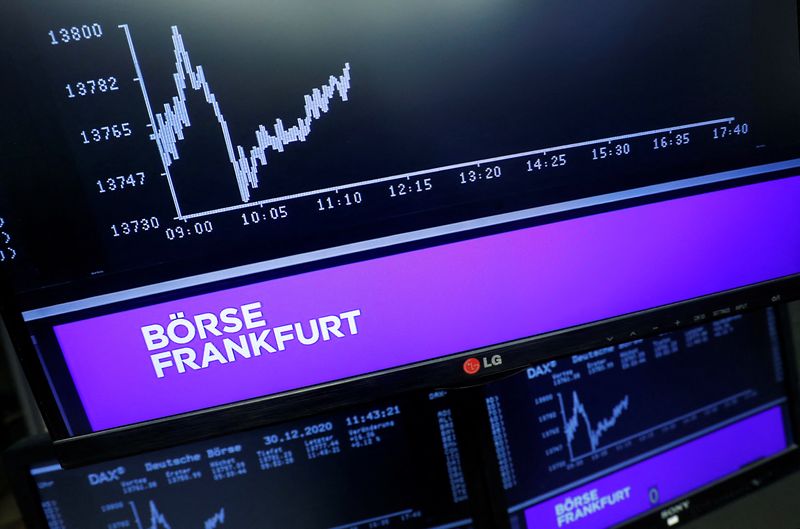 &copy; Reuters. FOTO DE ARCHIVO-Las pantallas de televisión muestran el índice DAX alemán durante una sesión de negociación en la bolsa de Frankfurt, Alemania.