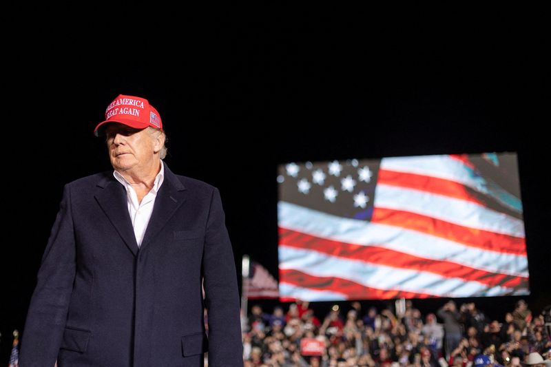 &copy; Reuters. Former U.S. President Donald Trump holds a rally in Florence, Arizona, U.S., January 15, 2022.  REUTERS/Carlos Barria