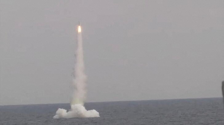 &copy; Reuters. Un misil de crucero Kalibr es lanzado desde el submarino ruso Petropavlovsk-Kamchatsky de la Flota del Pacífico durante una prueba en las aguas del Mar de Japón, el 21 de diciembre de 2021. Ministerio de Defensa de Rusia/Distribuido vía REUTERS. ATENCI