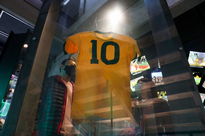 &copy; Reuters. Foto de archivo de una camiseta que usó Pelé en el Mundial de 1970 en el Museo del Fútbol en Sao Paulo. 
Oct 17, 2020.  REUTERS/Amanda Perobelli