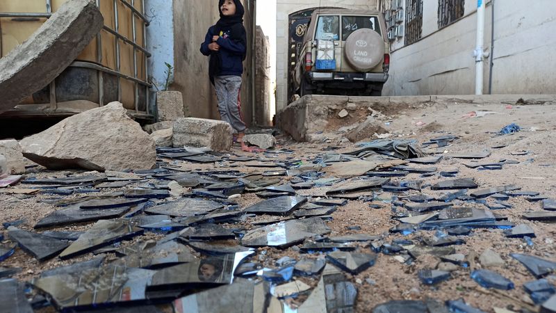 &copy; Reuters. زجاج مهشم جراء ضربة جوية للتحالف الذي تقوده السعودية على صنعاء في صورة بتاريخ 19 يناير كانون الثاني 2022. تصوير: خالد عبد الله - رويترز.