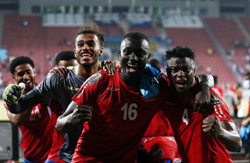 © Reuters. لاعبون من منتخب جامبيا يحتفلون بالفوز على تونس بكأس الامم الافريقية لكرة القدم يوم الخميس. تصوير: محمد عبد الغني - رويترز. 