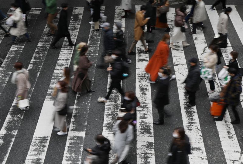 &copy; Reuters. 　１月２１日、山際大志郎経済再生相は閣議後会見で、大阪・兵庫・京都の関西３府県からまん延防止等重点措置の適用申請があれば速やかに検討すると述べた。大阪駅前で１８日撮影（２