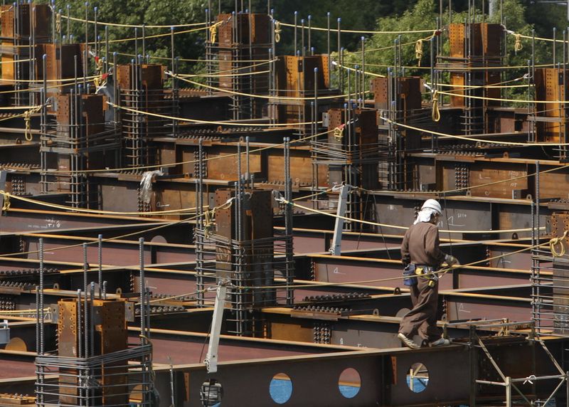 © Reuters.     斉藤鉄夫国土交通相は２１日の閣議後会見で、建設工事受注動態統計の書き換え問題に関し、過去の統計の遡及改定に向けた検討会議を設置したと発表した。資料写真、２００９年８月、都内で撮影（２０２２年　ロイター／Yuriko Nakao）