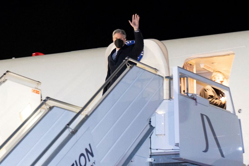 &copy; Reuters. U.S. Secretary of State Antony Blinken waves as he arrives at Geneva Airport, in Geneva, Switzerland January 20, 2022. Alex Brandon/Pool via REUTERS