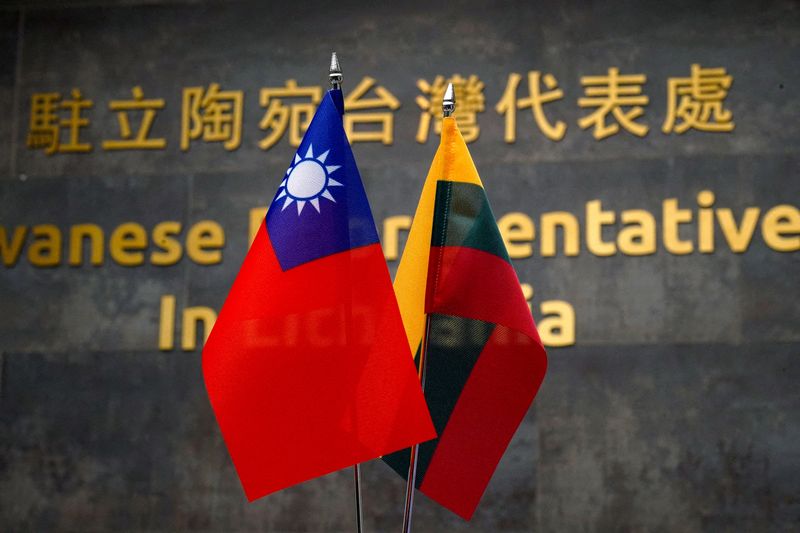 &copy; Reuters. FILE PHOTO: Taiwanese and Lithuanian flags are displayed at the Taiwanese Representative Office in Vilnius, Lithuania January 20, 2022. REUTERS/Janis Laizans/File Photo