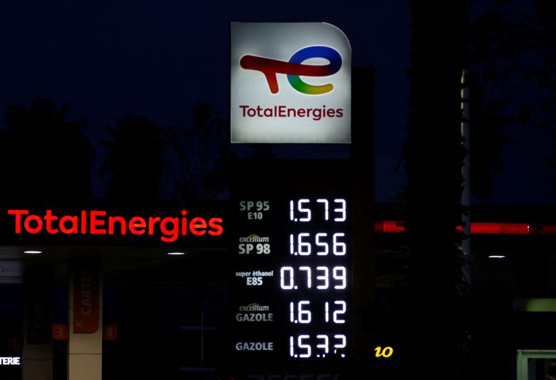 &copy; Reuters. FILE PHOTO: Fuel price signs are seen at a TotalEnergie petrol station in Nice, France, October 13, 2021. REUTERS/Eric Gaillard