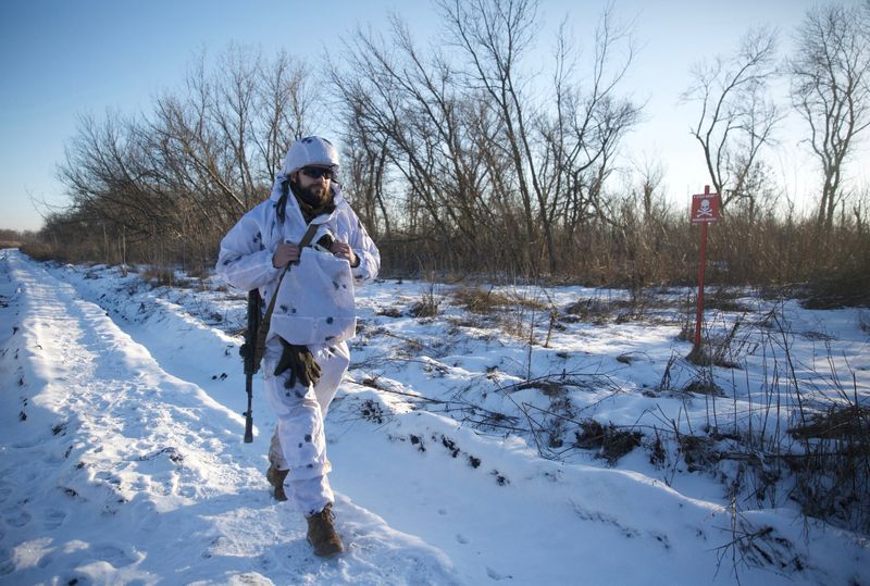 © Reuters. A service member of the Ukrainian armed forces walks at combat positions near the line of separation from Russian-backed rebels near Horlivka in the Donetsk region, Ukraine, January 20, 2022. Picture taken January 20, 2022. REUTERS/Anna Kudriavtseva