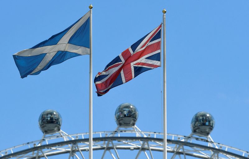 &copy; Reuters. FOTO DE ARCHIVO: La bandera escocesa ondea junto a la bandera británica Union Jack en Londres, Reino Unido 29 de julio de 2019.  REUTERS/Toby Melville