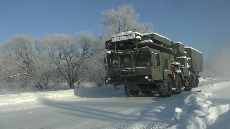&copy; Reuters. Un vehículo radar del sistema de misiles tierra-aire S-400 Triumph circula por una carretera de camino a Bielorrusia para participar en ejercicios militares, en la región de Jabárovsk, Rusia, en esta imagen fija tomada de un vídeo publicado el 21 de e