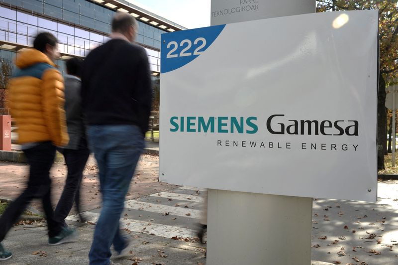 &copy; Reuters. FILE PHOTO: The Siemens Gamesa logo is displayed outside the company headquarters in Zumudio, near Bilbao, Spain, November 28, 2017. REUTERS/Vincent West