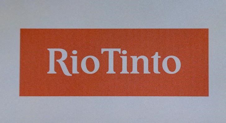 &copy; Reuters. 　セルビア政府は、資源大手リオ・ティントのリチウム開発許可を環境面の懸念から取り消したと発表した。写真はリオ・ティントのロゴ。シドニーで２０１７年５月撮影（２０２２年　ロ