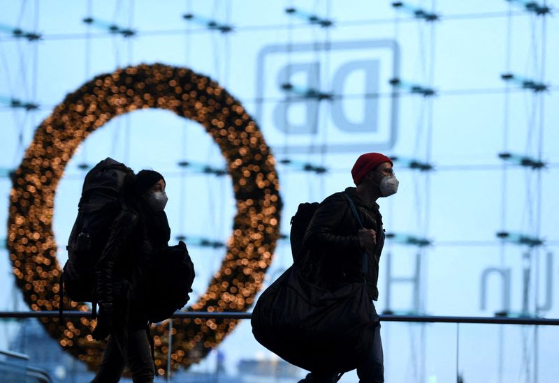 &copy; Reuters. Due persone con una maschera presso la stazione centrale di Berlino, in Germania. REUTERS/Annegret Hilse