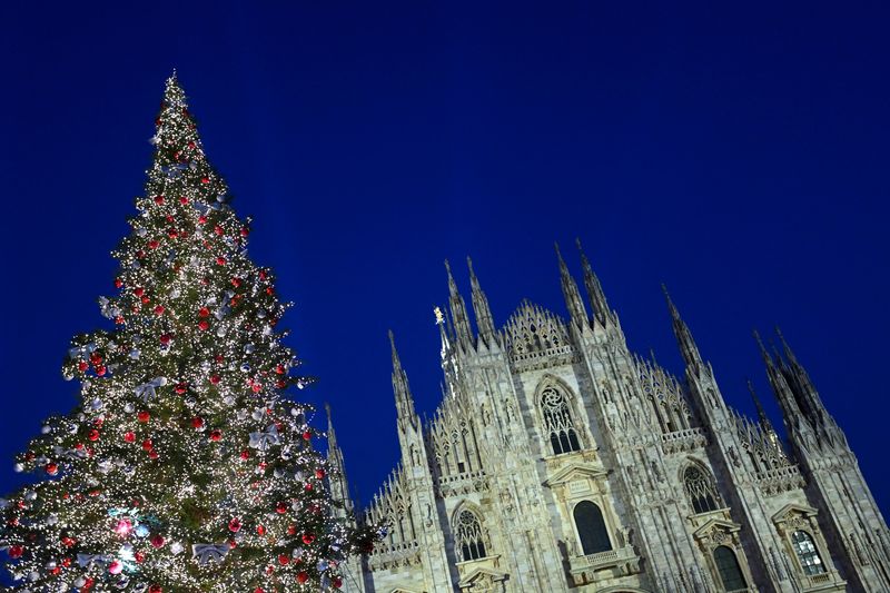 &copy; Reuters. Un albero di Natale a Piazza del Duomo a Milano. REUTERS/Flavio Lo Scalzo