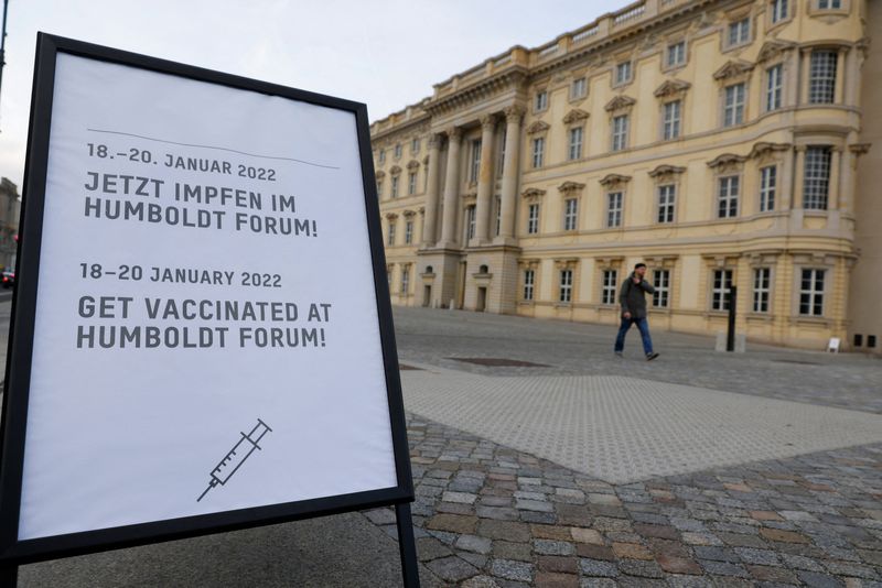 &copy; Reuters. Un cartel que muestra las fechas de apertura de un centro de vacunación temporal, en el Foro Humboldt, en Berlín, Alemania 19 de enero de 2022.  REUTERS/Michele Tantussi