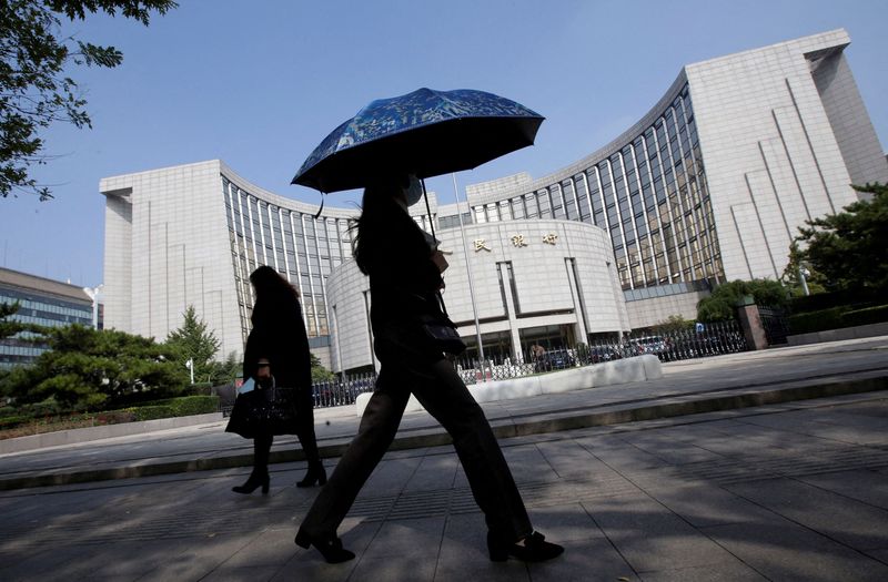 &copy; Reuters. Passanti davanti alla sede della People's Bank of China (Pboc), la banca centrale, a Pechino, Cina , 28 settembre 2018. REUTERS/Jason Lee
