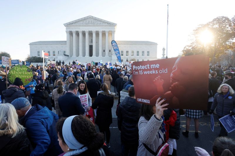 &copy; Reuters. FILE PHOTO: Anti-abortion and pro-abortion rights activists protest outside the Supreme Court building, ahead of arguments in the Mississippi abortion rights case Dobbs v. Jackson Women's Health, in Washington, U.S., December 1, 2021. REUTERS/Jonathan Ern