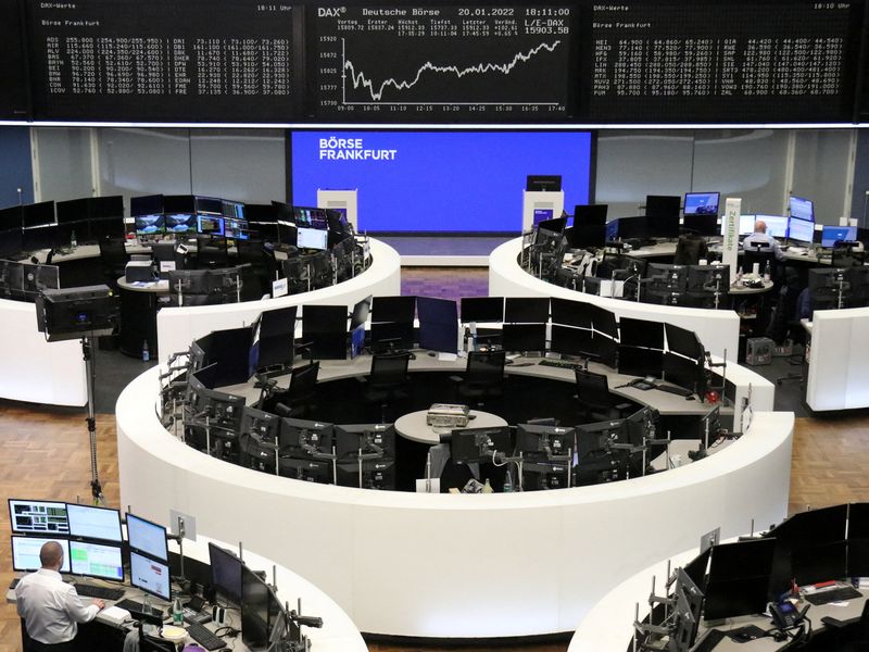 &copy; Reuters. شاشات تعرض بيانات مؤشر داكس الألماني في بورصة فرانكفورت يوم الخميس. تصوير: رويترز. 