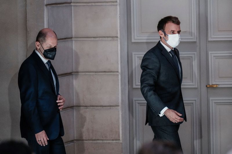 &copy; Reuters. Le chancelier Olaf Scholz et le président français Emmanuel Macron s'entretiendront mardi lors d'un dîner de travail à Berlin, ont annoncé vendredi l'Elysée et un porte-parole du gouvernement allemand. /Photo prise le 10 décembre 2021/REUTERS/Thiba