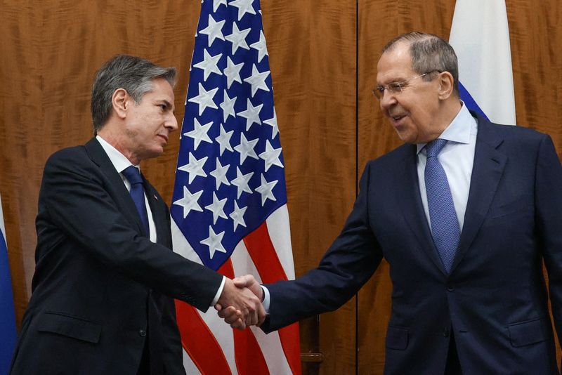 &copy; Reuters. Secretário de Estado dos EUA, Antony Blinken, cumprimenta ministro das Relações Exteriores da Rússia, Sergei Lavrov, antes de reuinião entre ambos em Genebra
21/01/2022 Ministério das Relações Exteriores da Rússia/Divulgação via REUTERS