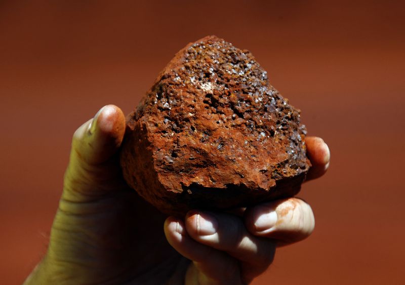 &copy; Reuters. Minerador segura pedra de minério de ferro na Austrália
02/12/2013 REUTERS/David Gray