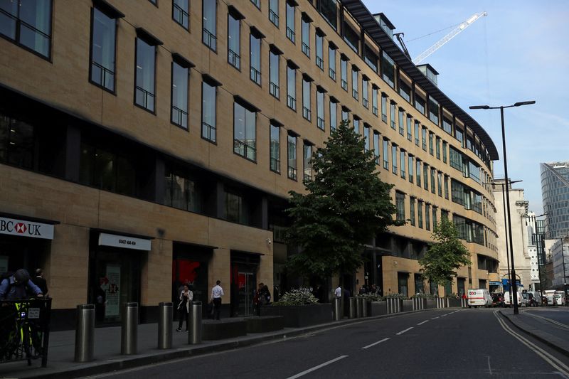 &copy; Reuters. FILE PHOTO: General view of a Deutsche Bank office in London, Britain July 8, 2019. REUTERS/Simon Dawson/File Photo