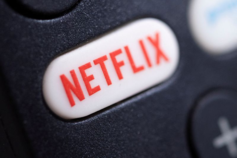 © Reuters. FILE PHOTO: The Netflix logo is seen on a TV remote controller, in this illustration taken January 20, 2022. REUTERS/Dado Ruvic/Illustration/File Photo