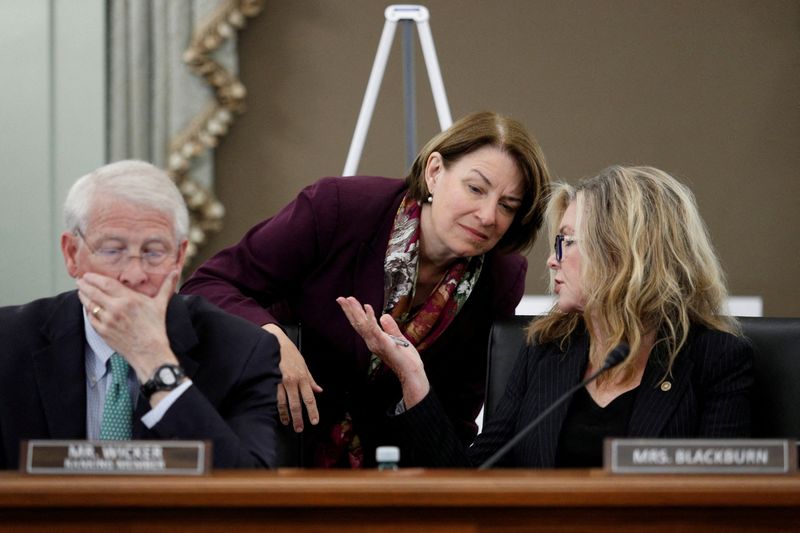 © Reuters. Senador republicano dos Estados Unidos Roger Wicker observa a senadora democrata Amy Klobuchar conversando com a senadora republicana Marsha Blackburn 
30/09/2021
Tom Brenner/Pool via REUTERS