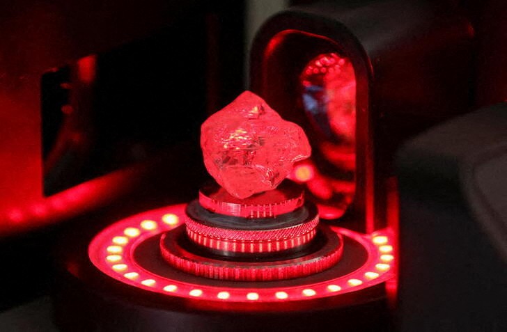 &copy; Reuters. A machine scans a rough diamond at "Diamonds of ALROSA" factory in Moscow, Russia April 30, 2021. Picture taken April 30, 2021. REUTERS/Tatyana Makeyeva