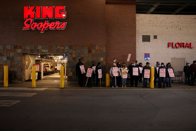 &copy; Reuters. FILE PHOTO: Kroger's King Soopers workers protest as they go on strike in Denver, Colorado, U.S., January 12, 2022.  REUTERS/Kevin Mohatt