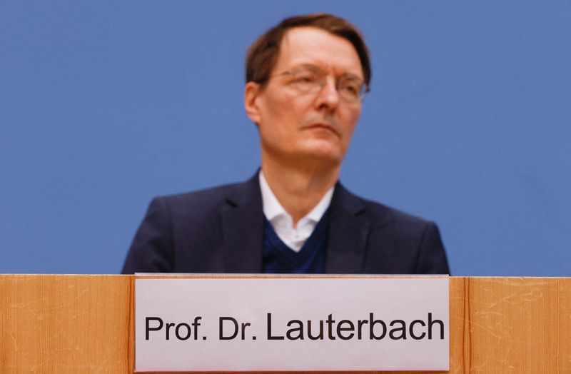 &copy; Reuters. Ministro da Saúde da Alemanha, Karl Lauterbach, durante entrevista coletiva em Berlim
14/01/2022 REUTERS/Michele Tantussi