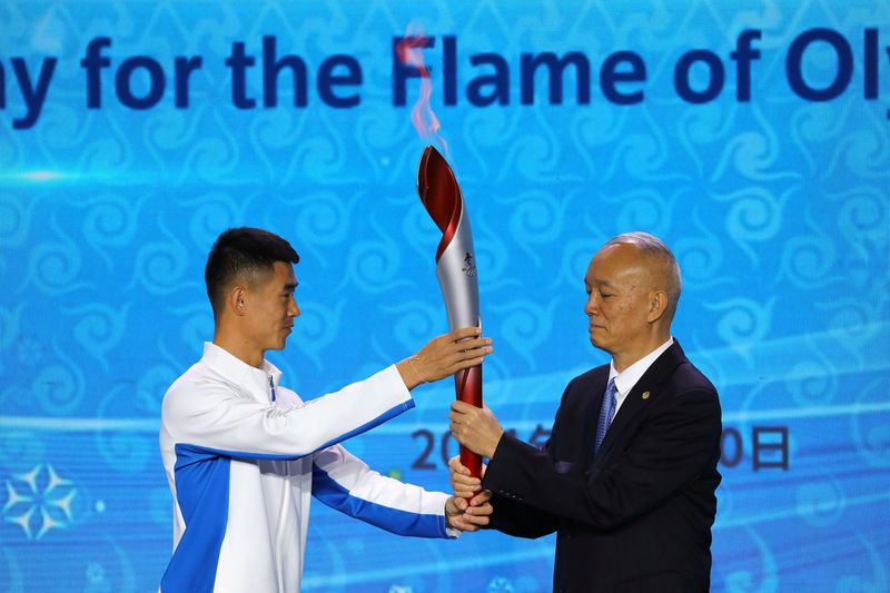 &copy; Reuters. El secretario del Partido Comunista de Pekín y presidente del Comité Organizador de Pekín 2022, Cai Qi, recibe una antorcha con la llama olímpica en la ceremonia de recepción de la llama de los Juegos Olímpicos de Invierno Pekín 2022, en Pekín, Ch