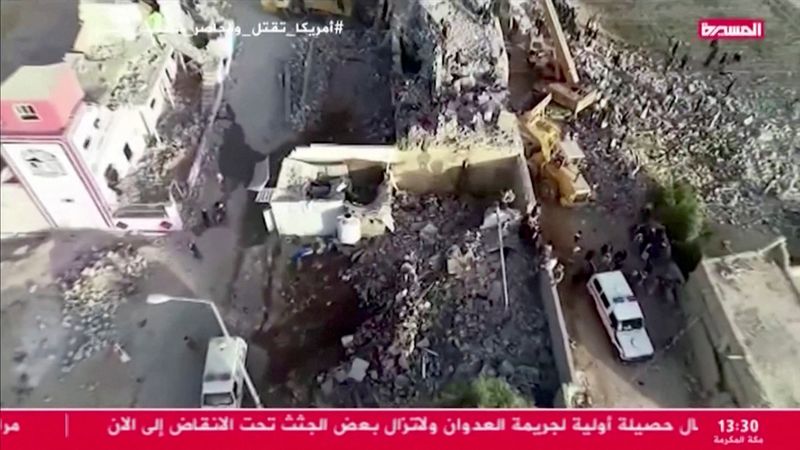 &copy; Reuters. Los daños causados por un ataque aéreo contra un centro de detención temporal se ven en Saada, Yemen, el 21 de enero de 2022, en esta imagen fija obtenida de un vídeo. Vídeo grabado con un dron. Al Masirah TV/REUTERS TV via REUTERS 