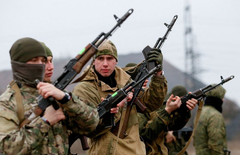 &copy; Reuters. Foto de archivo de militantes de la autoproclamada República de Donetsk practicando tiro en las afueras de Donetsk
Dic 14, 2021. REUTERS/Alexander Ermochenko/ 

