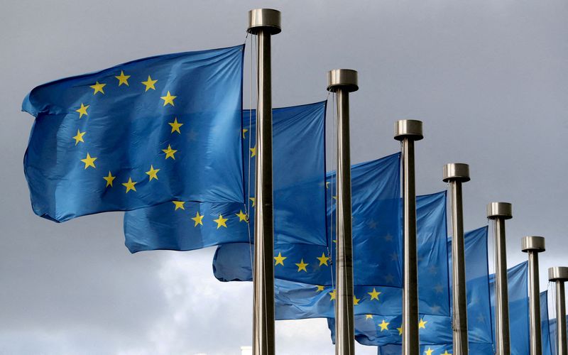 &copy; Reuters. أعلام الاتحاد الأوروبي أمام مقر المفوضية الأوروبية في بروكسل - صورة من أرشيف رويترز. 