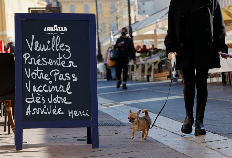 © Reuters. Le Conseil constitutionnel a validé vendredi la transformation du pass sanitaire en pass vaccinal à partir de 16 ans, la principale mesure du projet de loi renforçant les outils de gestion de la crise sanitaire, définitivement adopté dimanche par le Parlement. /Photo prise le 21 janvier 2022/REUTERS/Eric Gaillard