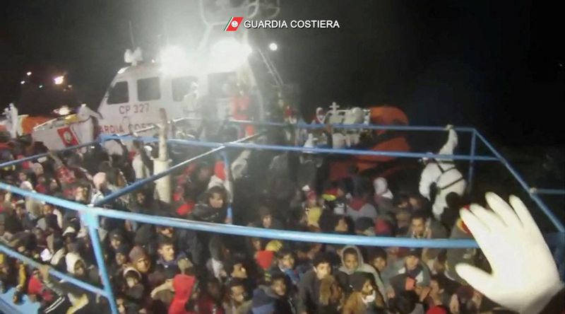 © Reuters. مهاجرون أنقذهم خفر السواحل الإيطالي في صورة بتاريخ 20 يناير كانون الثاني 2022. صورة من فيديو لخفر السواحل الإيطالي.