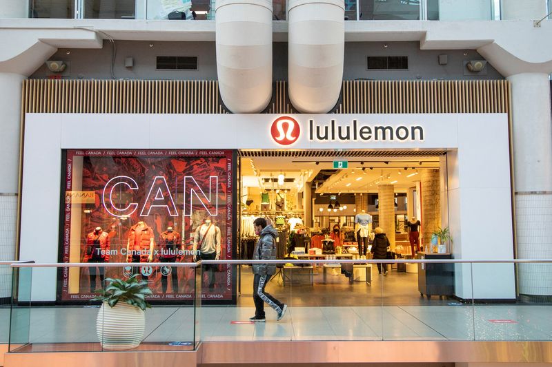 © Reuters. FILE PHOTO: A Lululemon store in the CF Toronto Eaton Centre shopping mall in Toronto, Ontario, Canada, December 13, 2021.  REUTERS/Carlos Osorio/File Photo